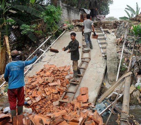 FOTO: Kondisi Jembatan di Pancoran Mas Depok Ambruk Usai Dilalui Truk Bermuatan Genteng