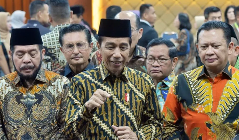Jokowi meyakini, keputusan Bey membatalkan acara Anies di GIM ada alasannya. Sebagai informasi, selain Pj Gubernur Jawa Barat, Bey kini menjabat Kepala Biro Pers, Media dan Informasi Sekretariat Presiden.<br>