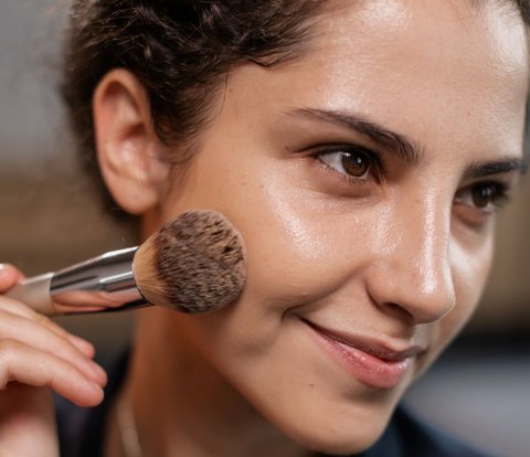 Try the Trick of Using a Thin Foundation Application Brush, the Result is Smooth