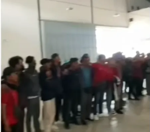 Emotional Moment for Dozens of Couriers 'Laid Off' after TikTok Shop Closes