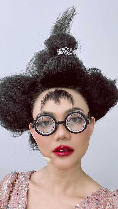Meskipun memukau netizen dengan penampilannya ala Lisa BLACKPINK, foto terakhir Rina Nose dengan rambut jabrik ke atas bikin terkejut.