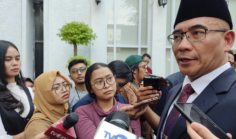 Sementara untuk pengiring koalisi atau partai politik yang diizinkan masuk 200 orang ke halaman parkir KPU.<br>