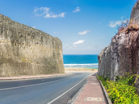 Indahnya Jalanan Pembelah Tebing Kapur Menuju Pantai Pandawa Bali