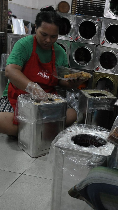 Berdiri sejak tahun 1950-an, Toko Roti Gelora menjadi salah satu toko butter cookies dan roti tertua di Jakarta.