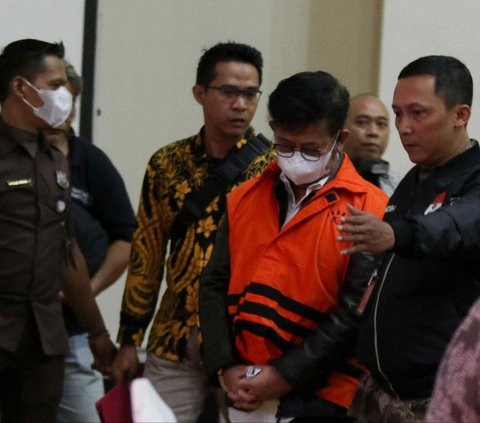 Mantan Menteri Pertanian (Mentan) Syahrul Yasin Limpo resmi ditahan Komisi Pemberantasan Korupsi (KPK) pada Jumat (13/10/2023). Dia ditahan setelah menjalani pemeriksaan tim penyidik KPK pascaditangkap pada Kamis, 12 Oktober 2023 malam.<br>