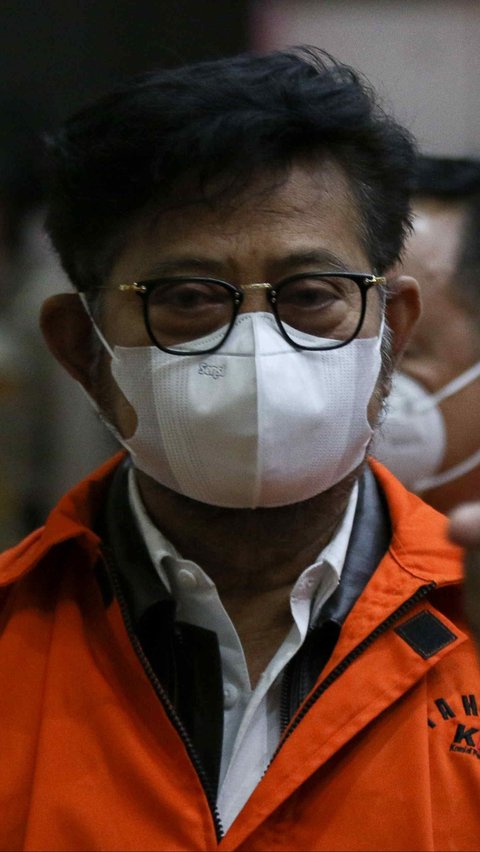 Syahrul Yasin Limpo terlihat mengenakan rompi tahanan KPK berwarna oranye. Selain itu, kedua tangannya tampak terborgol.