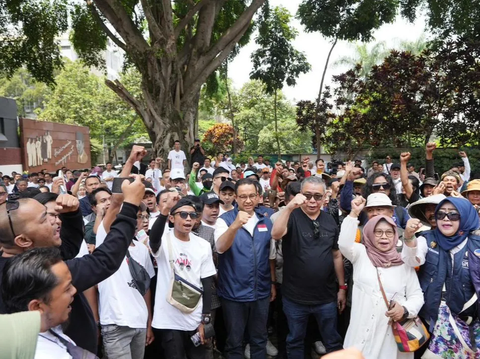 Senyum Anies Respons Tidak akan Didukung Keluarga Gus Dur di Pilpres 2024