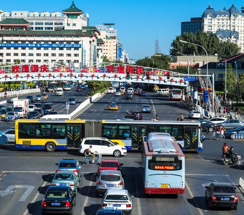 Grandmother Forgets Bag on the Bus, Chinese Netizens are Shocked When its Contents are Revealed