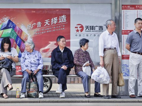 Grandmother Forgets Bag on the Bus, Chinese Netizens are Shocked When its Contents are Revealed