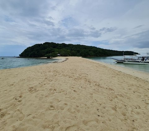 3 Recommended Beaches in Coron Island, Soft White Sand Like Powder