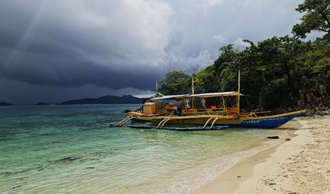 Pantai di Pulau Coron