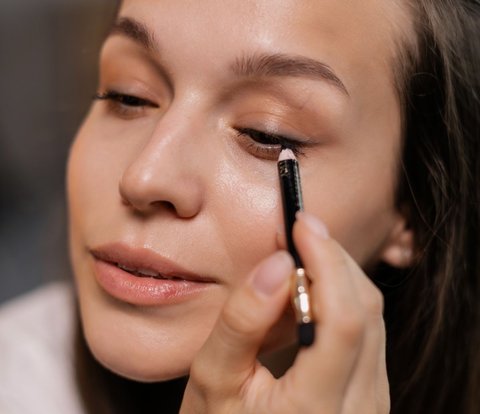 Wing Eyeliner ala Makeup Artist, Efeknya Seperti Face Lift