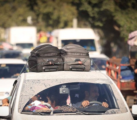 Ribuan warga Palestina berbondong-bondong meninggalkan wilayah utara Jalur Gaza pada Jumat (13/10/2023). Mereka ketakutan setelah mendapatkan ultimatum dari Israel untuk segera mengungsi ke wilayah selatan.<br>