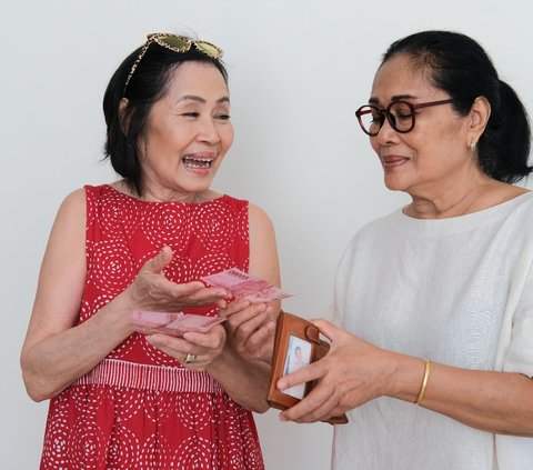 Ogah Bayar Utang Saat Ditagih, Emak-Emak Malah Cosplay Jadi Patung Manekin: 'Udah Ketahuan Buk Masih Aja Bertahan'
