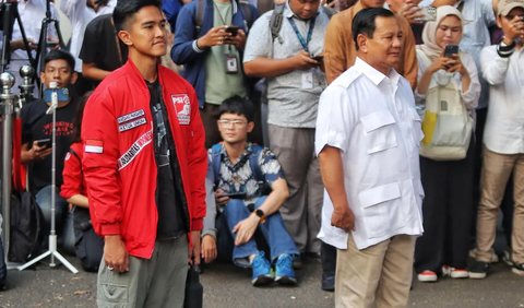 Prabowo Subianto selepas memimpin rapat bersama pimpinan partai dari Koalisi Indonesia Maju mengumumkan nama-nama kandidat yang berpeluang menjadi pendampingnya mengerucut menjadi empat orang. <br>