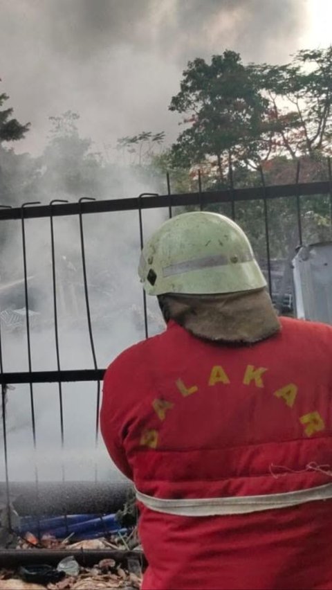 Gudang Kabel Terbakar di Cibubur, Api Merambat Hingga Ketinggian 3 Meter