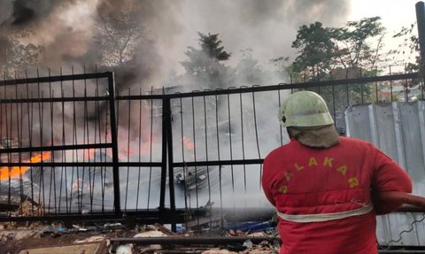 Gudang Kabel Terbakar di Cibubur, Asap Hitam Pekat Membumbung