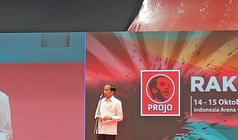 Presiden RI Joko Widodo (Jokowi) hadir dalam agenda Rapat Kerja Nasional (Rakernas) VI Relawan Projo, di Indonesia Arena GBK, Jakarta, Sabtu (14/10).<br>