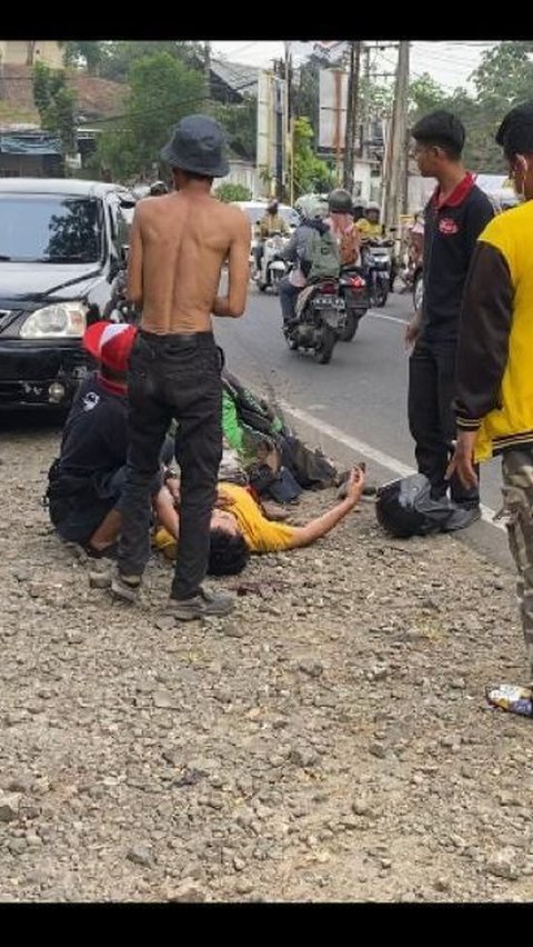 Kecelakaan di Depok, Driver Ojol dan Penumpang Masuk Kolong Mobil dan Terseret Sejauh 15 Meter<br>