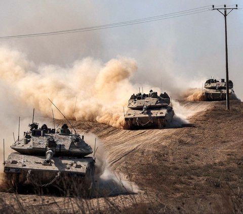 Deretan tank tempur Merkava milik Israel terpantau bergerak mendekat ke perbatasan Jalur Gaza, pada 13 Oktober 2023. Tank-tank itu dikerahkan ketika Israel mengultimatum jutaan warga di utara Jalur Gaza untuk segera mengungsi sebelum serangan darat dilancarkan.