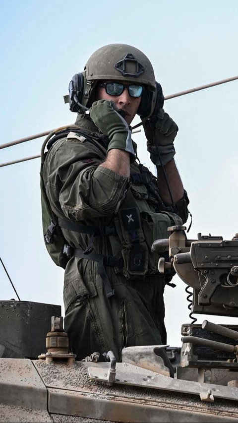 “Kami memulai serangan dari udara. Nanti, kami juga akan datang dari darat,” kata Menteri Pertahanan Yoav Gallant kepada pasukan Israel pekan ini di dekat Gaza, sebagaimana dilansir Aljazeera.<br>