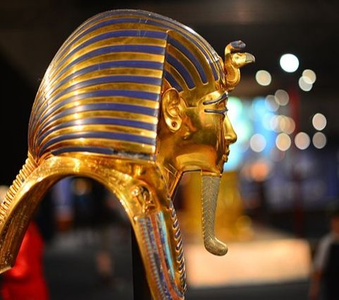 Bukan dipilih secara asal, warna-warna dalam budaya Mesir Kuno memiliki arti yang berbeda-beda satu sama lainnya. Simbolisme yang terkandung dalam warna sangat spesifik bagi orang Mesir Kuno.<br>