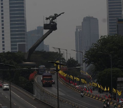 FOTO: Pemprov DKI Bersihkan Patung Pancoran Setelah 9 Tahun