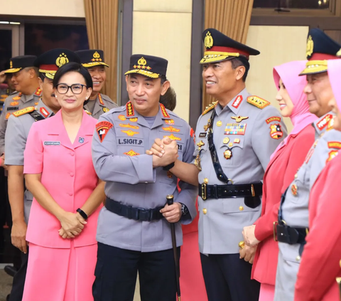 Kemudian, untuk dua Wakapolda yaitu Brigjen Petrus Patrige Rudolf Renwarin menjadi Wakapolda Papua dan Kombes Alfred Papare Wakapolda Papua Barat.