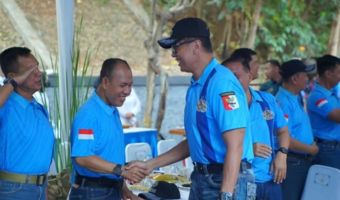 Di lokasi, Rudy nampak disambut hangat oleh sejumlah petinggi TNI AL.