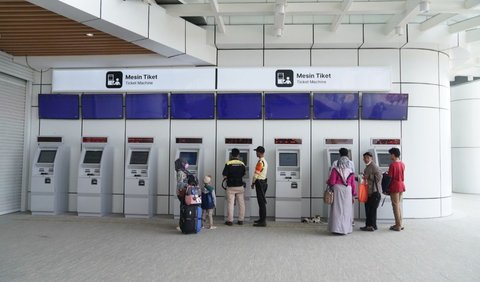 2. Ticket Vending Machine di Stasiun