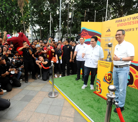 Ketua Umum PSSI Erick Thohir dan Penjabat (Pj) Gubernur Heru Budi Hartono hadir memeriahkan pameran trofi Piala Dunia U-17 2023 di Bundaran HI Jakarta pada Minggu (15/10/2023).<br>