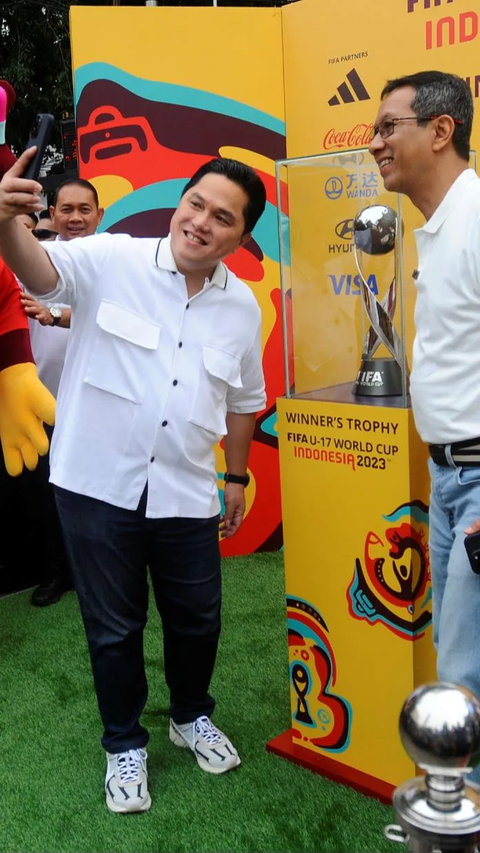 FOTO: Antusiasme Masyarakat Bersama Erick Thohir dan Heru Budi Hartono Melihat Trofi Piala Dunia U-17 2023 Dipamerkan di Bundaran HI