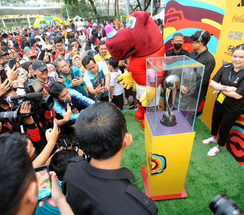 Warga Jakarta Sambut Gembira Trophy Tour Piala Dunia U-17 di CFD Bundaran HI