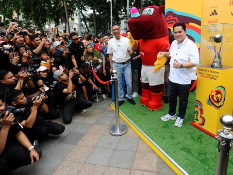 FOTO: Antusiasme Masyarakat Bersama Erick Thohir dan Heru Budi Hartono Melihat Trofi Piala Dunia U-17 2023 Dipamerkan di Bundaran HI