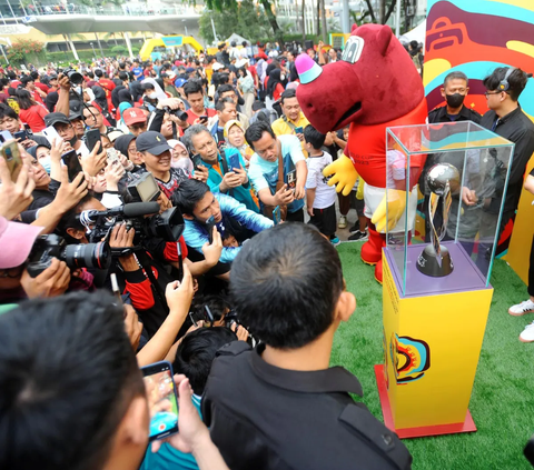 FOTO: Antusiasme Masyarakat Bersama Erick Thohir dan Heru Budi Hartono Melihat Trofi Piala Dunia U-17 2023 Dipamerkan di Bundaran HI