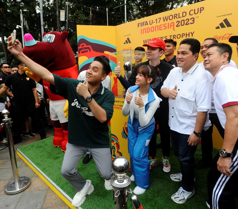 FOTO: Antusiasme Masyarakat Bersama Erick Thohir dan Heru Budi Hartono Melihat Trofi Piala Dunia U-17 2023 Dipamerkan di Bundaran HI