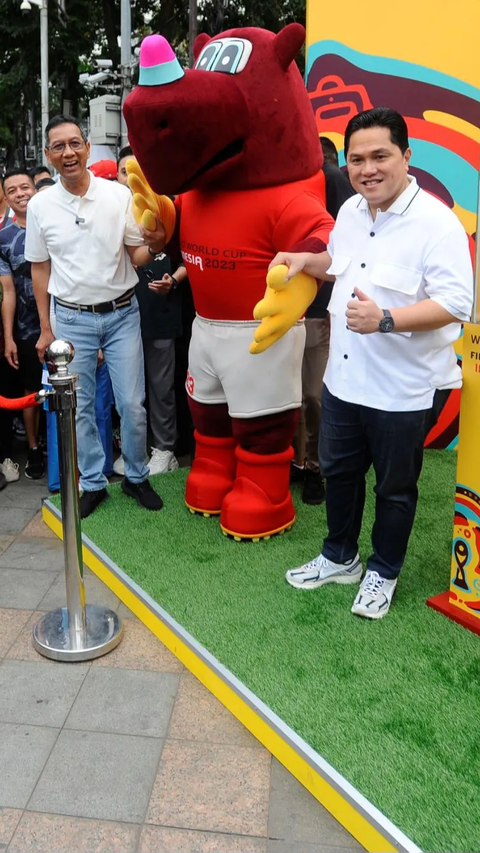 Bacuya, maskot Piala Dunia U-17 juga ikut melayani foto bersama masyarakat.