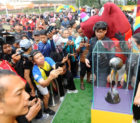 Tampak antusiasme masyarakat saat menyambut trofi Piala Dunia U-17 2023 yang dipamerkan di Bundaran Hotel Indonesia (HI), Jakarta Pusat, pada Minggu (15/10/2023) pagi WIB.