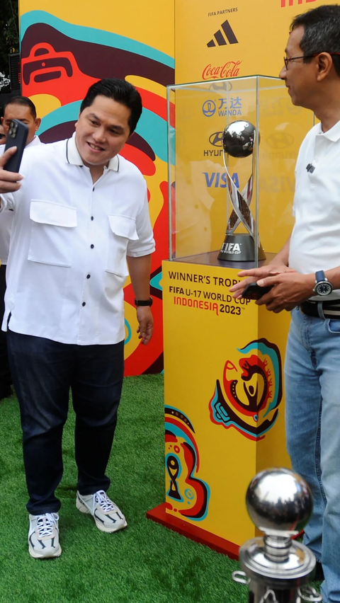 Ketua Umum PSSI, Erick Thohir bersama penjabat Gubernur DKI Jakarta Heru Budi Hartono mengabadikan Trophy Experience Piala Dunia U-17 di Bundaran HI, Jakarta, Minggu (15/10/2023).<br>