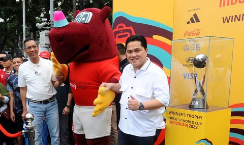 FOTO: Antusiasme Masyarakat Bersama Erick Thohir dan Heru Budi Hartono Melihat Trofi Piala Dunia U-17 2023 Dipamerkan di Bundaran HI