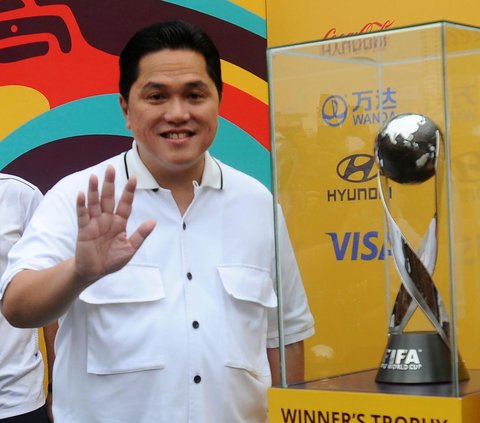 FOTO: Antusiasme Masyarakat Bersama Erick Thohir dan Heru Budi Hartono Melihat Trofi Piala Dunia U-17 2023 Dipamerkan di Bundaran HI