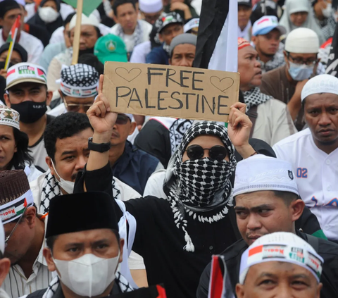 Massa dari Koalisi Indonesia Bela Baitul Maqdis (KIBBM) menggelar aksi  bela Palestina di Masjid Al Azhar, Jakarta Selatan, Minggu (15/10/2023).<br>