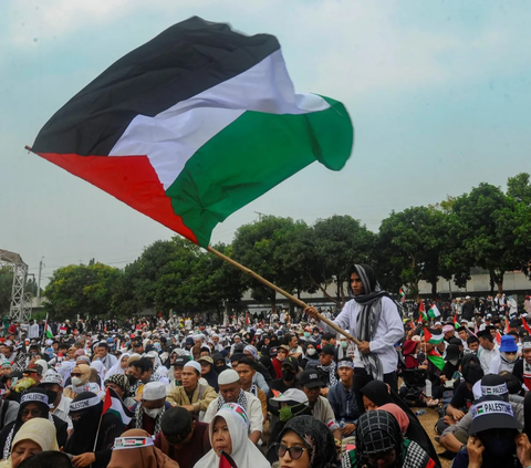 Bendera kenegaraan Palestina, mereka kibarkan di tengah kerumunan massa Koalisi Indonesia Bela Baitul Maqdis (KIBBM) yang menggelar aksi  bela Palestina di Masjid Al Azhar.