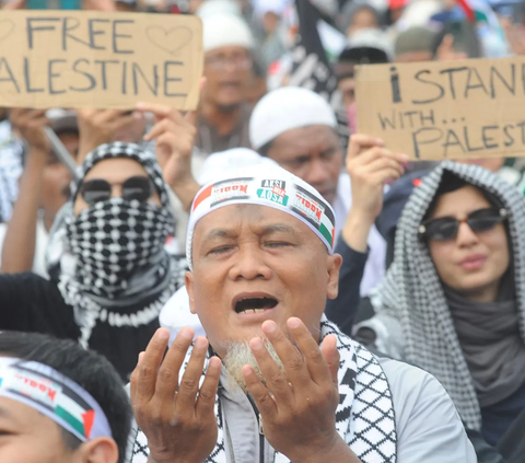 FOTO: Doa hingga Suara Takbir Menggema dalam Aksi Bela Palestina di Jakarta Selatan