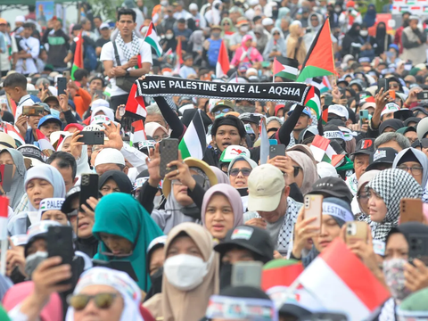 FOTO: Doa hingga Suara Takbir Menggema dalam Aksi Bela Palestina di Jakarta Selatan