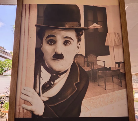 Tak hanya itu, komedian dunia Charles Spencer Chaplin atau yang lebih dikenal Charlie Chaplin juga pernah menginap di hotel ini bersama dengan kakaknya Sidney Chaplin pada 1932.