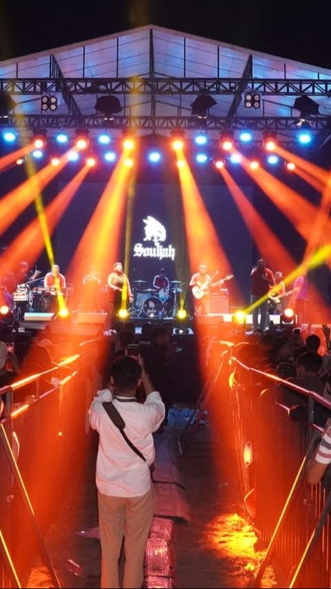 Meriahnya Pesta Rakyat Ganjar Pranowo di Padang, Penampilan Band Souljah Hibur Ribuan Penonton<br>