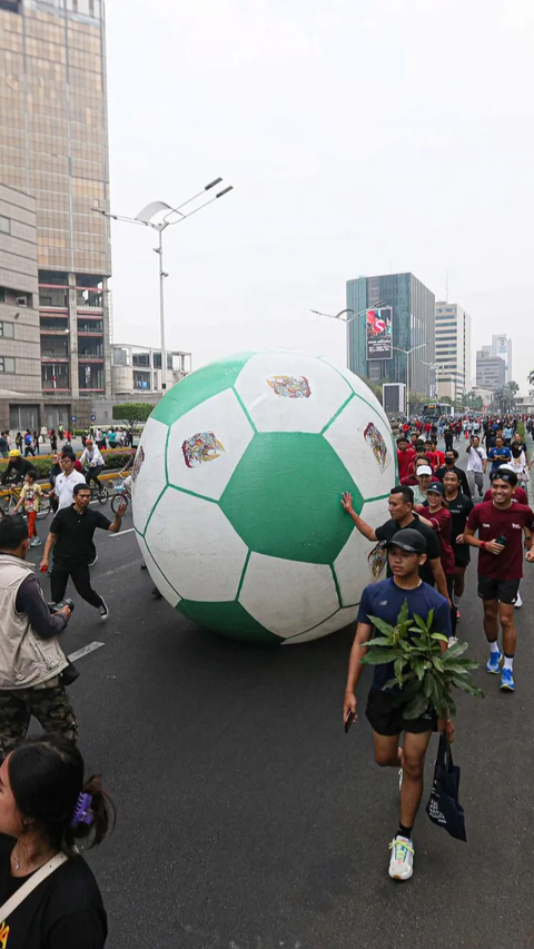 FOTO: Penampakan Bola Raksasa Ramaikan Tur Trophy Experience Piala Dunia U-17 2023 di Jalan Thamrin