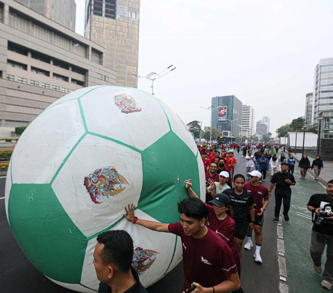FOTO: Penampakan Bola Raksasa Ramaikan Tur Trophy Experience Piala Dunia U-17 2023 di Jalan Thamrin