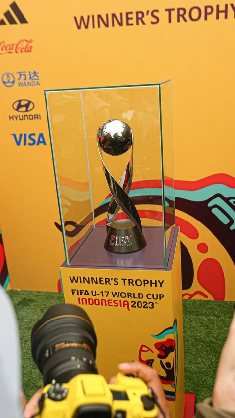 Hingga penampakan trofi Piala Dunia U-17 menjadi sorotan kamera saat Trophy Experience Piala Dunia U-17 2023 di kawasan Bundaran HI.